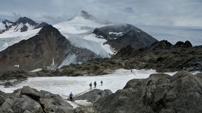 一群人在雪山上徒步旅行